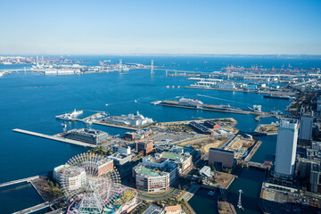 横浜ランドマークタワーの展望台から見る窓越しの風景　みなとみらい方面