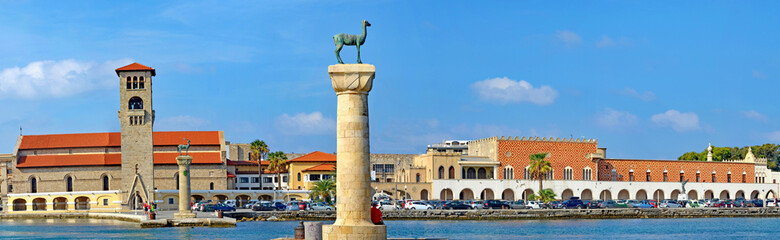 Fototapeta na wymiar Mandraki-Hafen an der Hafeneinfahrt stehen auf Säulen ein Hirsch und eine Hirschkuh- die Wappentiere der Insel. 