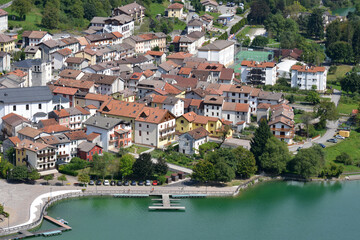 Fototapeta na wymiar Fotografía aérea del pueblo junto al lago de Barci en la región alpina de Friul Venecia - Julia en el norte de Italia
