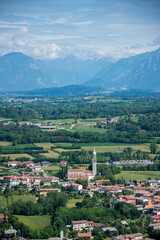 Fototapeta na wymiar Fotografía aérea de un pueblo y paisaje rural en la región alpina de Friul Venecia - Julia en el norte de Italia
