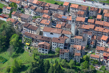 Fototapeta na wymiar Fotografía aérea del pueblo de Erto en la región alpina de Friul Venecia - Julia en el norte de Italia
