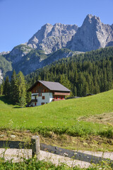 Fototapeta na wymiar Paisaje alpino con vivienda rural en los montes de Veneto