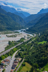 Fototapeta na wymiar Fotografía aérea con río y valle en la región alpina de Friul Venecia-Julia en Italia