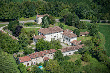 Fotograf&iacute;a a&eacute;rea de una antigua mansi&oacute;n en la regi&oacute;n de Friul Venecia-Julia en el norte de Italia