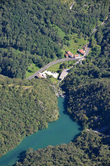 Fotografía aérea con viviendas junto a un lago en la región alpina de Friul Venecia - Julia en...