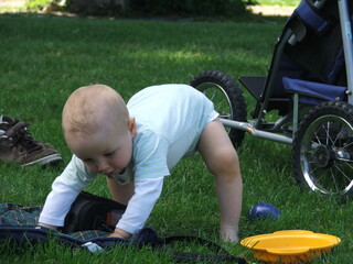 baby boy first steps kleiner junge erste schritte aufstehen