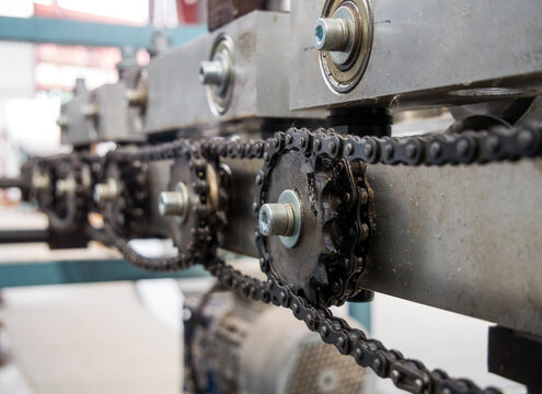 Chain drive in the drive of the rolling machine