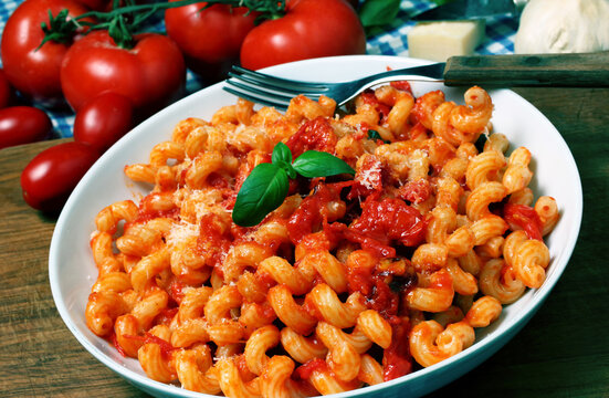 Pasta cavatappi o pasta celentani condita con sugo di pomodoro e basilico. Piatto tipico della cucina mediterranea.