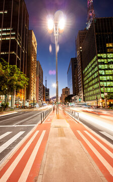 Anoitecer no meio da Avenida Paulista, em São Paulo, Capital. Famoso ponto turístico, localizado no centro da metrópole.