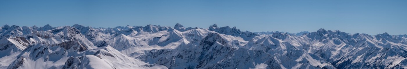 Panorama Allgäuer Zentralalpen vom Nebelhorn im Winter bei blauem Himmel - obrazy, fototapety, plakaty