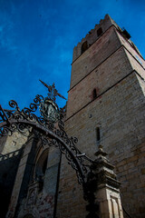 
Imagen de ángulo bajo de la torre y el remate de la valla metálica exterior de la Catedral de...