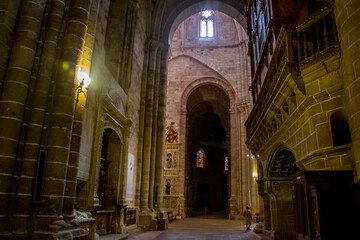 Detalles del interior de una gran iglesia gótica española