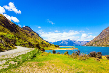 Obraz premium The road around the lake