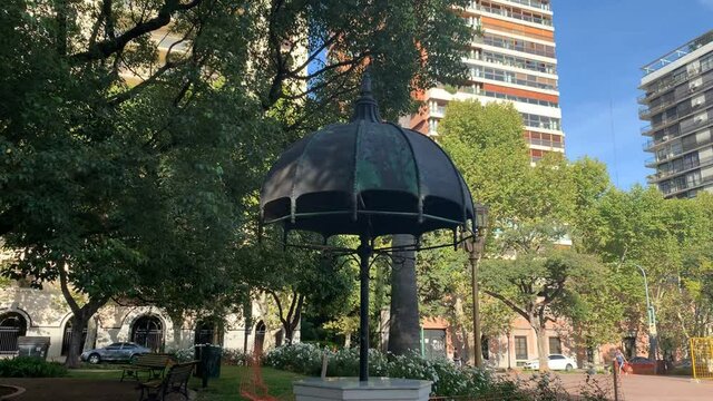 Monumento de paraguas en la ciudad - Umbrella monument in the city

