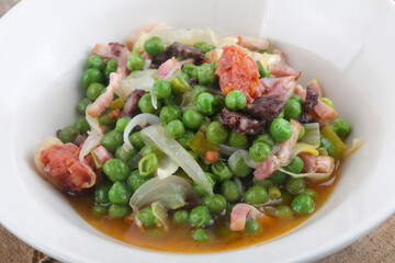 green peas with onion and pork