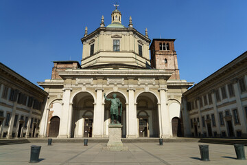 Fototapeta na wymiar Church of San Lorenzo in Milan, Italy