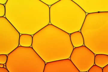Fotobehang Macrofotografie Heldere hete achtergrond Close-up van oliedruppels in Water. Abstracte kunst macro foto van vloeibaar oppervlak met gradiënt gele en oranje bubbels.