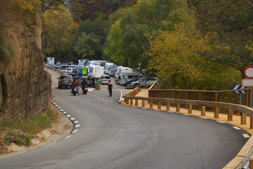 Obraz premium Photo of a policeman organizing the traffic of a parking lot in the middle of nature.
