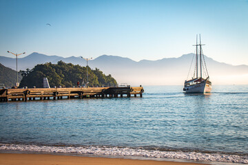 Obraz premium ship in the bay, ilha grande island, brazil