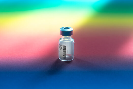 Vaccine Impfstoff Ampulle auf Hintergrund bunt