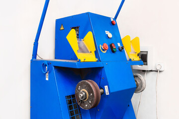 Grinding machine for processing shoes in a shoe shop in an industrial plant