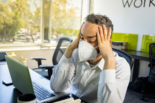 Hombre en oficina cansado estresado problema trabajo
