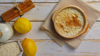 Arroz con leche muy cremeso con un toque de limón y canela, postre tradicional de la dieta mediterranea