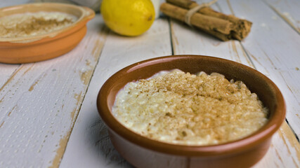 Arroz con leche muy cremeso con un toque de limón y canela, postre tradicional de la dieta mediterranea