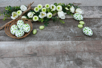 Oeufs de Pâques avec des fleurs