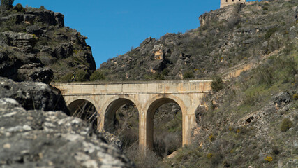 Fototapeta premium ACUEDUCTO ROMANO EN LAS MONTAÑAS , camino entre las montañas