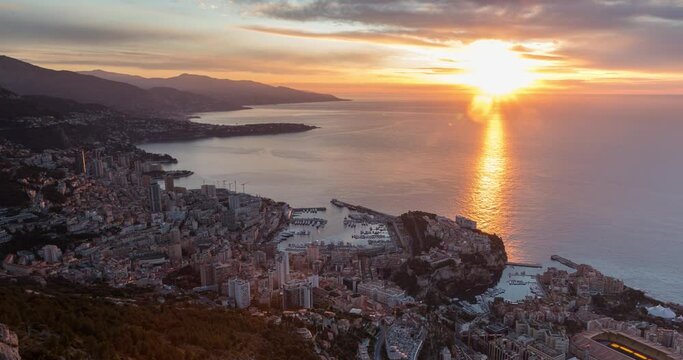 Lever du soleil sur la ville de Monaco le long de la Mer M&eacute;diterran&eacute;e .
