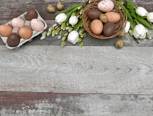 Œufs de Pâques avec des fleurs sur un vieux sous-sol