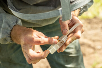 The beekeeper puts in queen bee cell beekeeping Roayl Jelly Cups, Queen bee set to grow nucleus hives