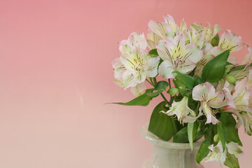 縞瑪瑙の花瓶に活けたアルストロメリアの花束