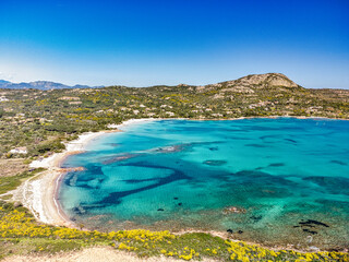 Fantastica spiaggia in sardegna, sabbia bianca e acqua cristallina. © Alien