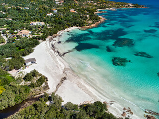 Fantastica spiaggia in sardegna, sabbia bianca e acqua cristallina.