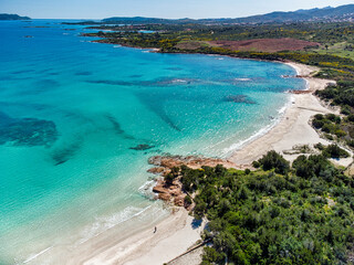 Fantastica spiaggia in sardegna, sabbia bianca e acqua cristallina. © Alien