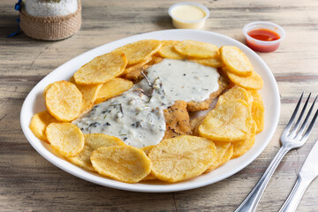 milanesa con salsa y papas