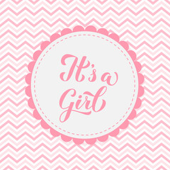 Naklejka premium It s a girl calligraphy lettering on pink chevron background. Gender reveal sign. Baby shower decorations. Vector template for invitation, greeting card, banner, typography poster, label, etc