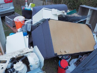 Sperrmüll - alter Hausrat wartet auf die Müllabfuhr