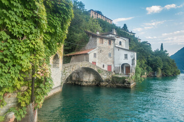 Fototapeta na wymiar villa sur le lac de côme - italie