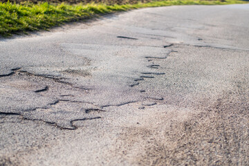 Strassenschäden auf einer Teerstrasse