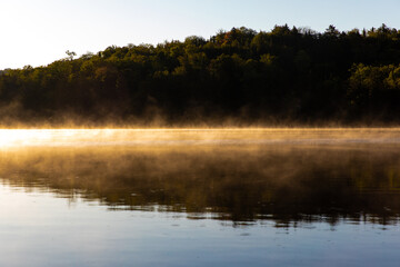 Obraz na płótnie Canvas brume matinale sur le lac au matin lors d'un lever de soleil