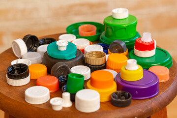 Tampas coloridas de plastico separadas para reciclagem. 