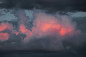 nube roja en el cielo