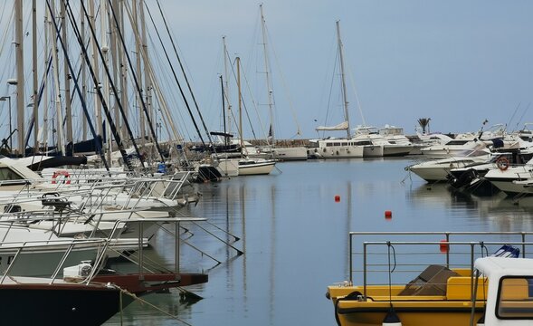Barche a vela attraccate al tromonto nel porto