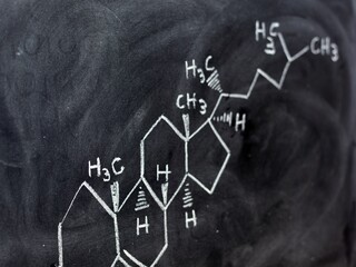 F&oacute;rmula estructural del colesterol escrita en una pizarra