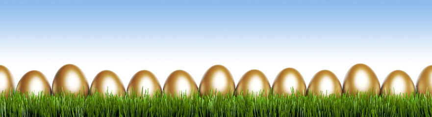 Goldene Ostereier in Frühlingswiese mit blauem Himmel Hintergrund - Panorama Banner