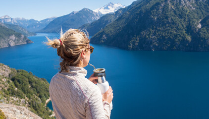 Mujer disfrutando del paisaje mientras toma unos mates sin gente al alrededor.  © buenaventura13