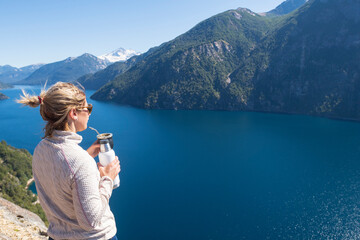 Mujer disfrutando del paisaje mientras toma unos mates sin gente al alrededor.  © buenaventura13